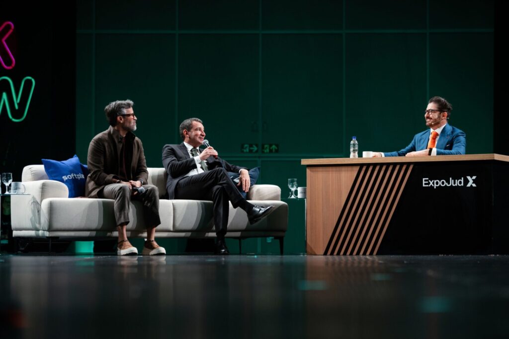 Talk show no ExpoJud 2026, em que foi apresentado o SAJ LegalStudio. Apresentação contou com Márcio Santana, CEO da Softplan, e procuradores de João Pessoa.